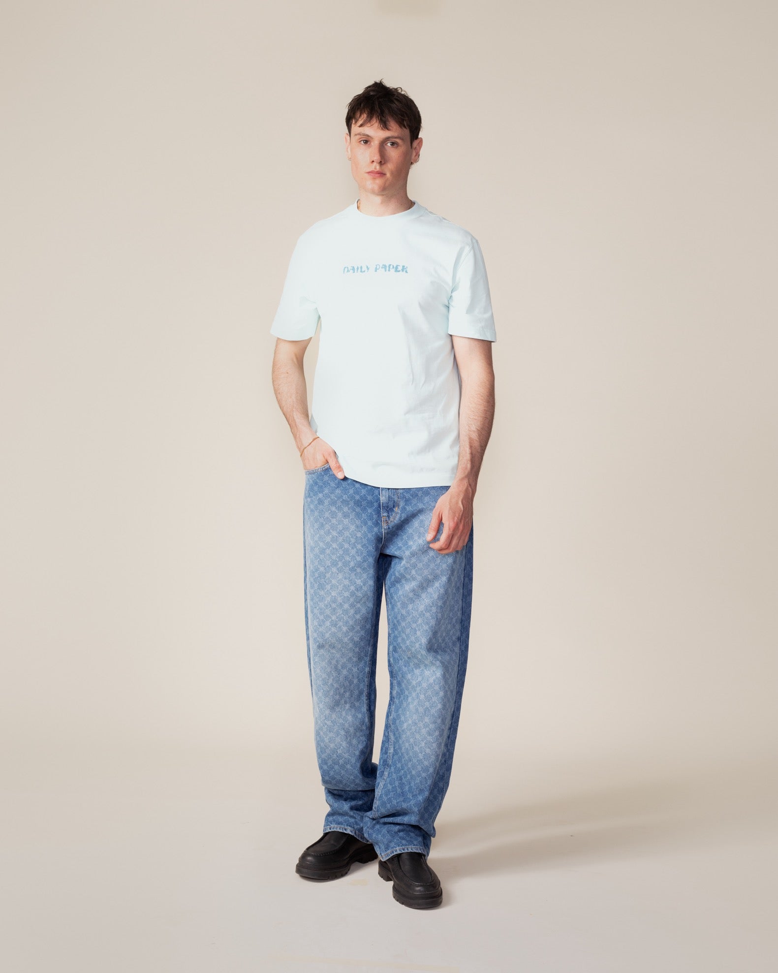 DP - Saltwater Slide Blue Shield Focus T-Shirt - Modelshot - front